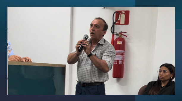 Luiz Antonio disse tudo em apenas 2 minutos. Foi aplaudido! Eu levantei para cumprimentá-lo…