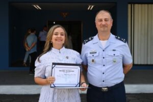 Diretora técnica do Sebrae Amazonas é homenageada como Membro Honorário da Força Aérea Brasileira