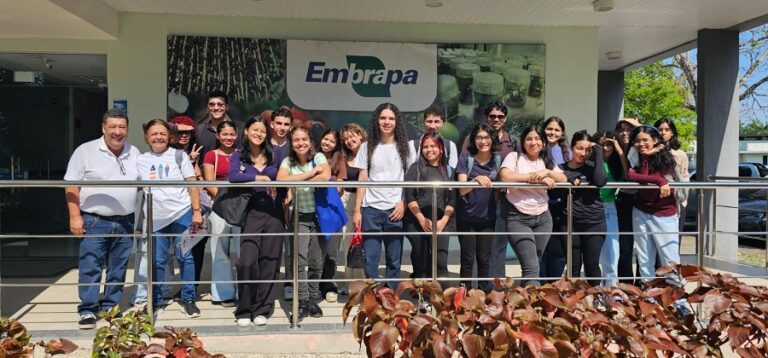Estudantes da Ufam conhecem banco de germoplasma de guaraná e tecnologias sociais na Embrapa