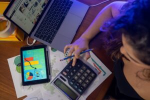 IEL > 64 novas vagas com bolsas que variam de R$ 600,00 (ensino médio) a R$ 1.848,14 (ensino superior), além de auxílio transporte