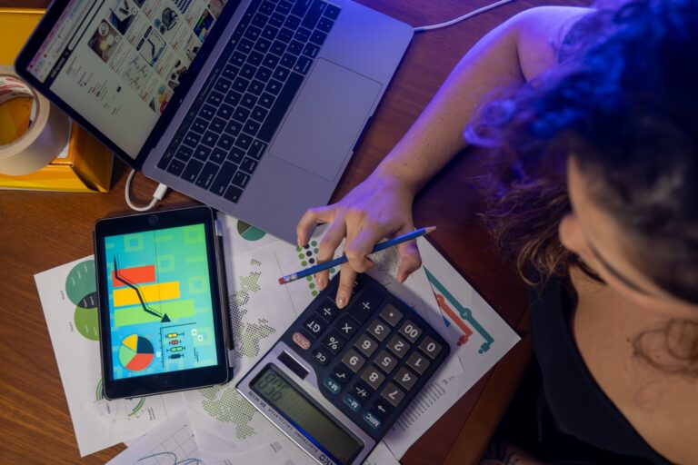 IEL > 64 novas vagas com bolsas que variam de R$ 600,00 (ensino médio) a R$ 1.848,14 (ensino superior), além de auxílio transporte